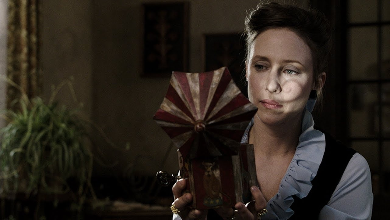кадр из сериала «Заклятие»