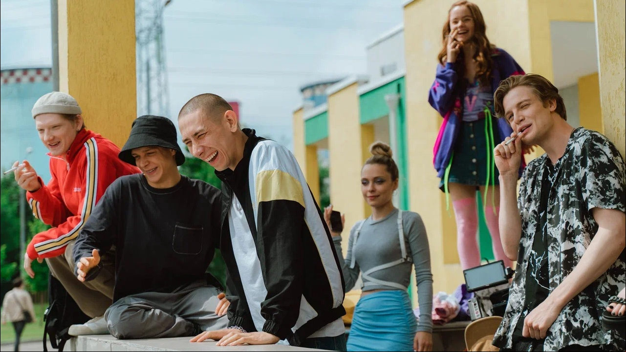 кадр из сериала «Трудные подростки»